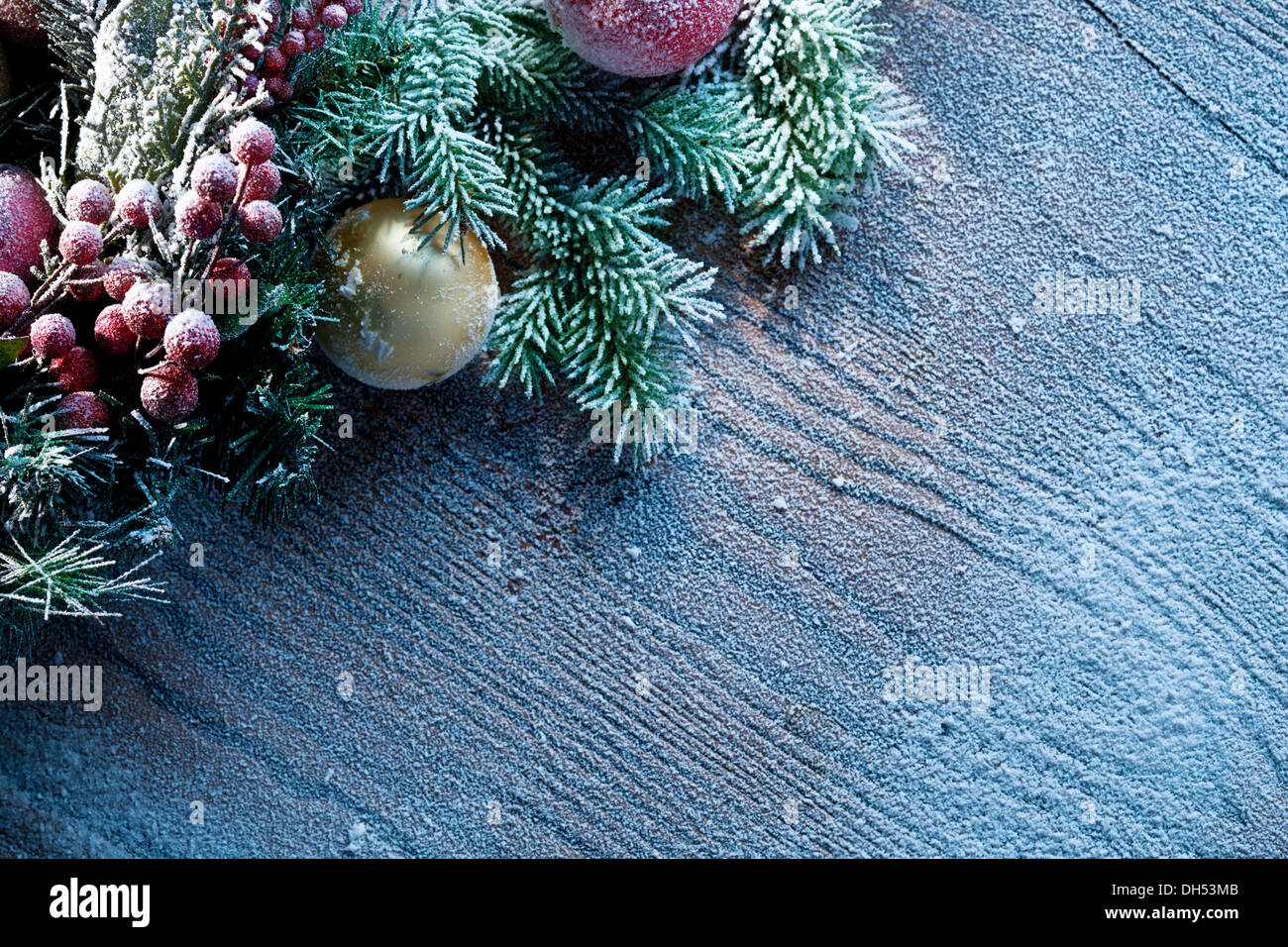 Decorazione di natale con abeti e baubles su sfondo di legno. Foto Stock
