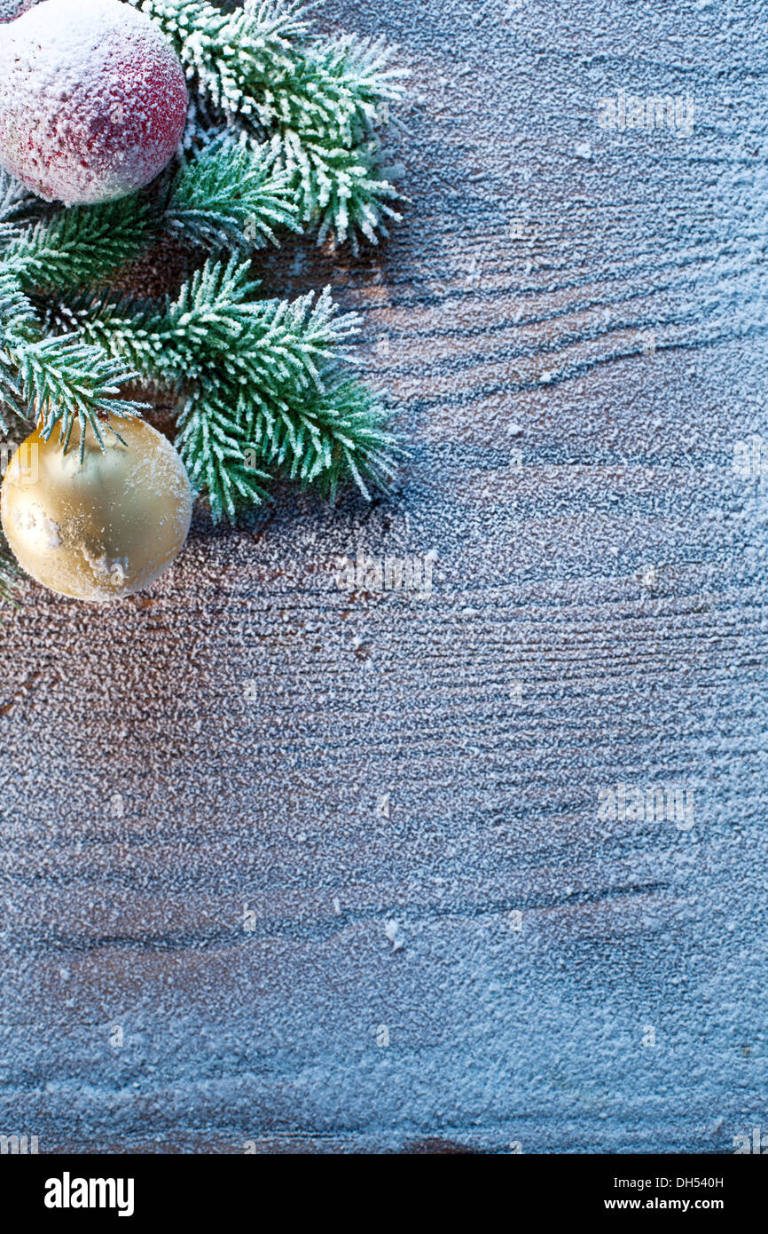 Decorazione di natale con abeti e baubles su sfondo di legno. Foto Stock