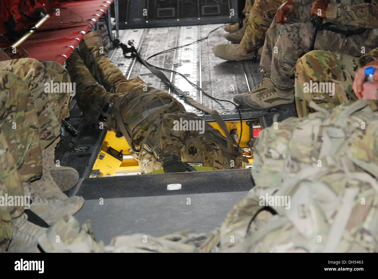 Pfc. Zach Fike, un CH-47 elicottero Chinook capo equipaggio dal Texas Guardia nazionale, di servire sotto il decimo di combattimento Brigata Aerea, dirige i piloti del suo aereo oltre a 500 galloni di carburante al contenitore di essere caricato di imbracatura 26 Ottobre, a inoltrare una base operativa Foto Stock
