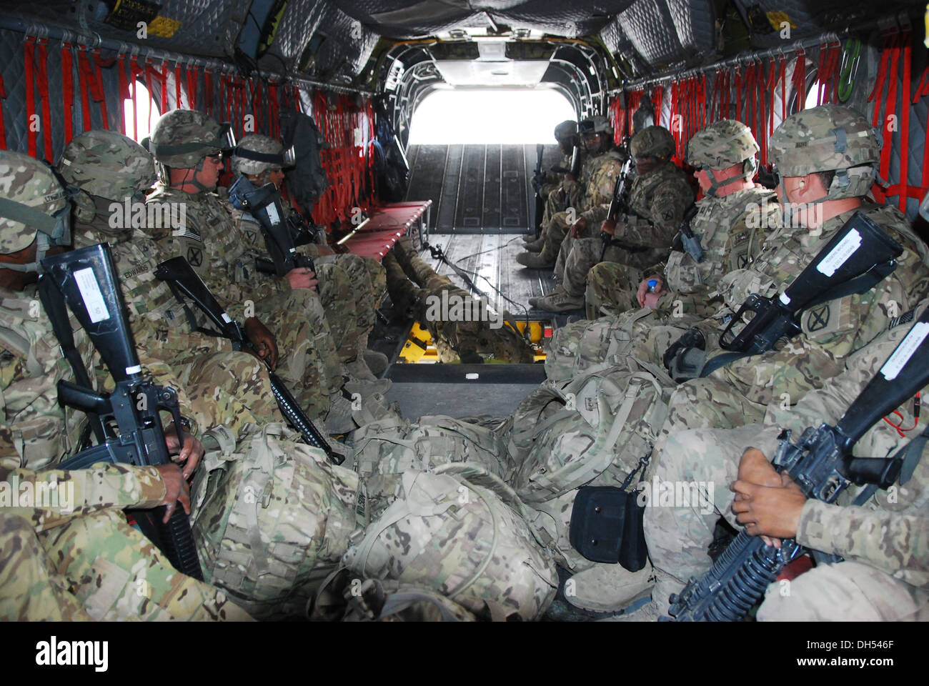Pfc. Zach Fike, un CH-47 elicottero Chinook capo equipaggio dal Texas Guardia nazionale, di servire sotto il decimo di combattimento Brigata Aerea, dirige i piloti del suo aereo oltre a 500 galloni di carburante al contenitore di essere caricato di imbracatura 26 Ottobre, a inoltrare una base operativa Foto Stock