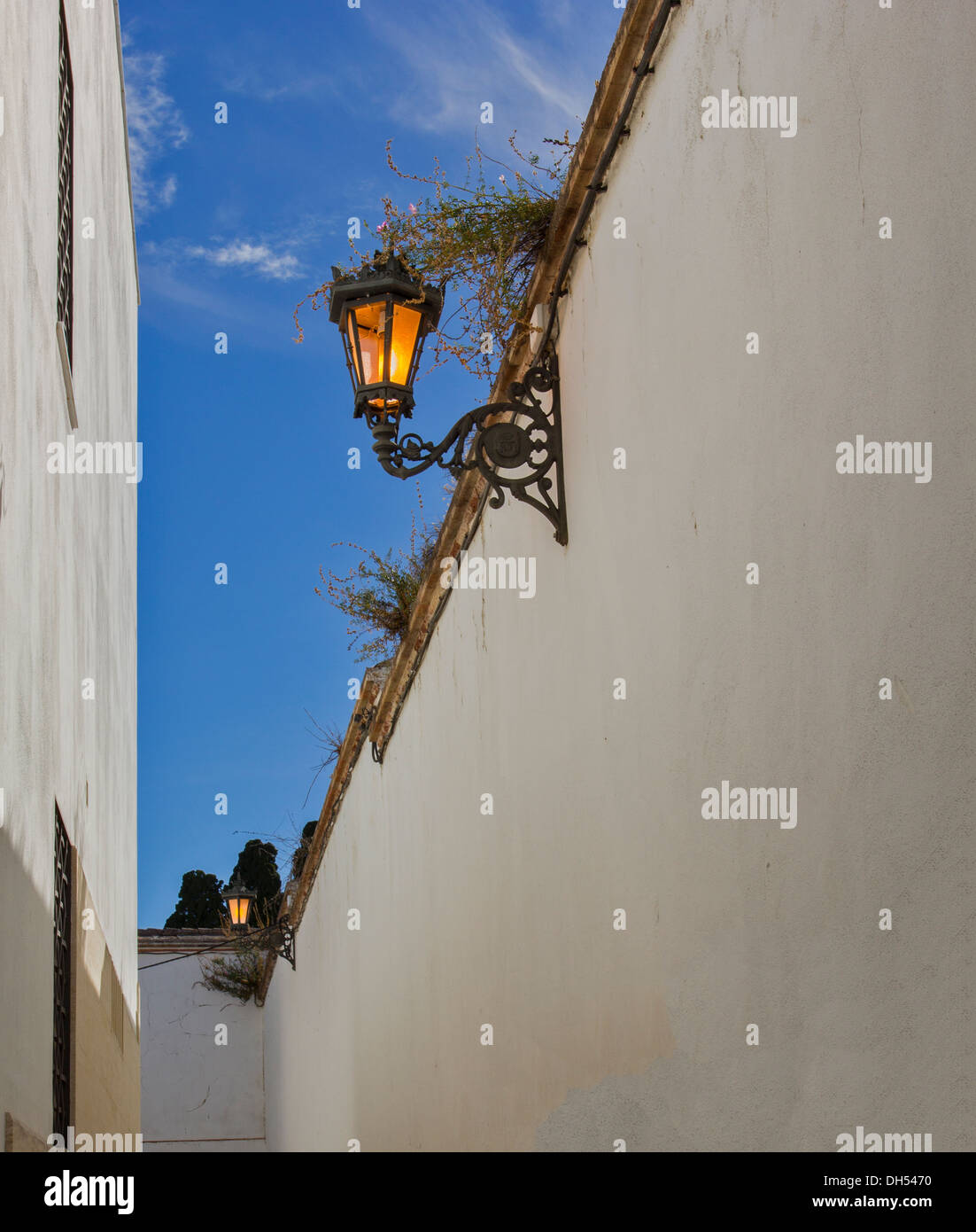 Luci di colore arancione su pareti bianche con un cielo blu RONDA Andalusia Spagna Foto Stock