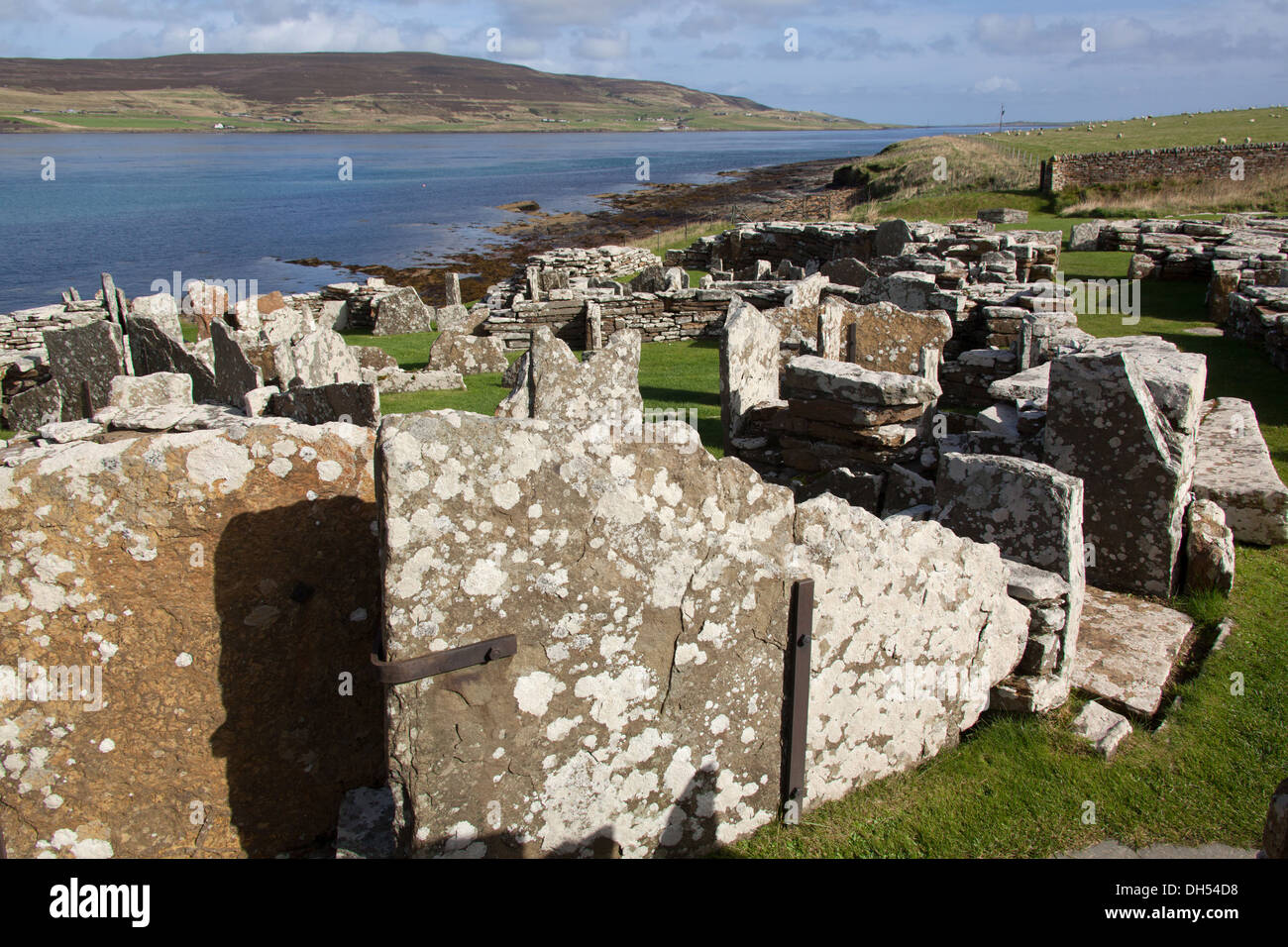 Isole di Orkney, Scozia. Vista pittoresca del broch village at Gurness, con Eynhallow suono in background. Foto Stock