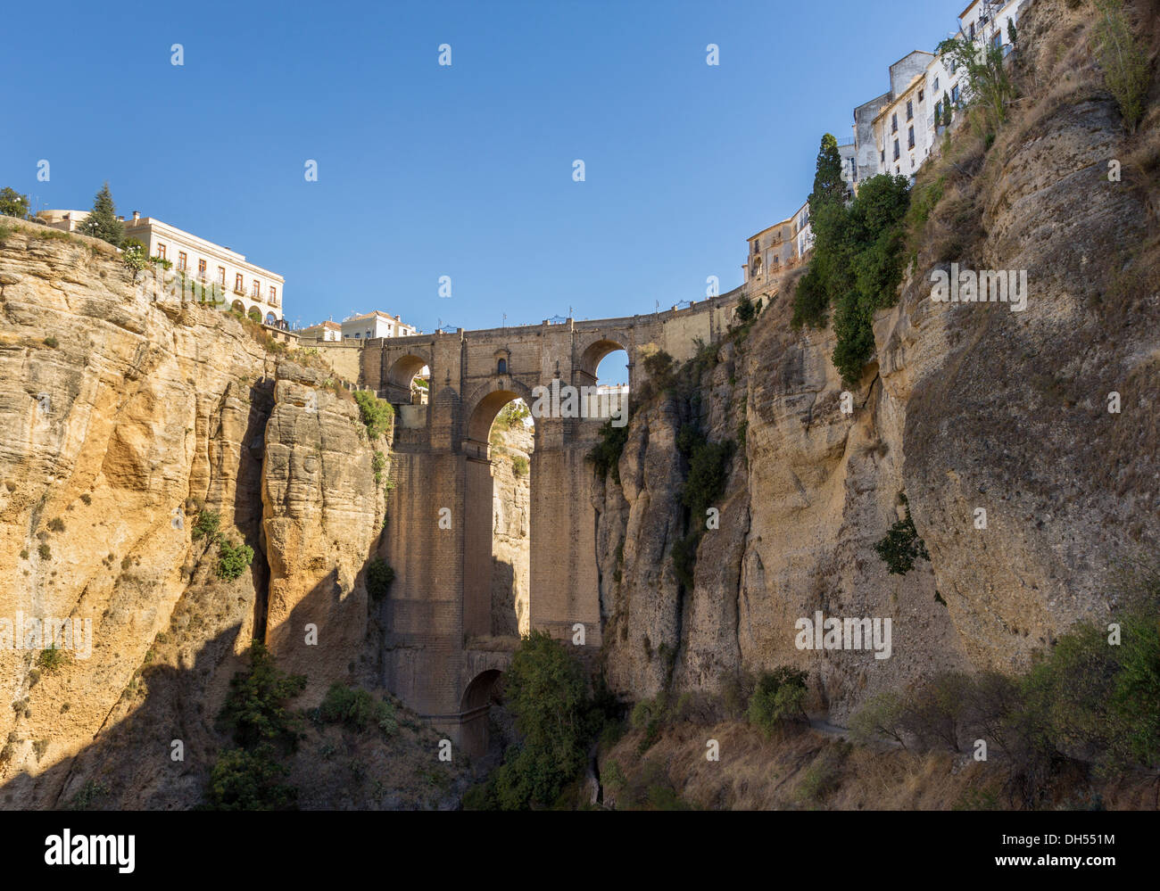 PUENTE NUEVO ponte sopra il EL TAJO gola o canyon nel centro di Ronda Andalusia Spagna visto dal canyon inferiore Foto Stock