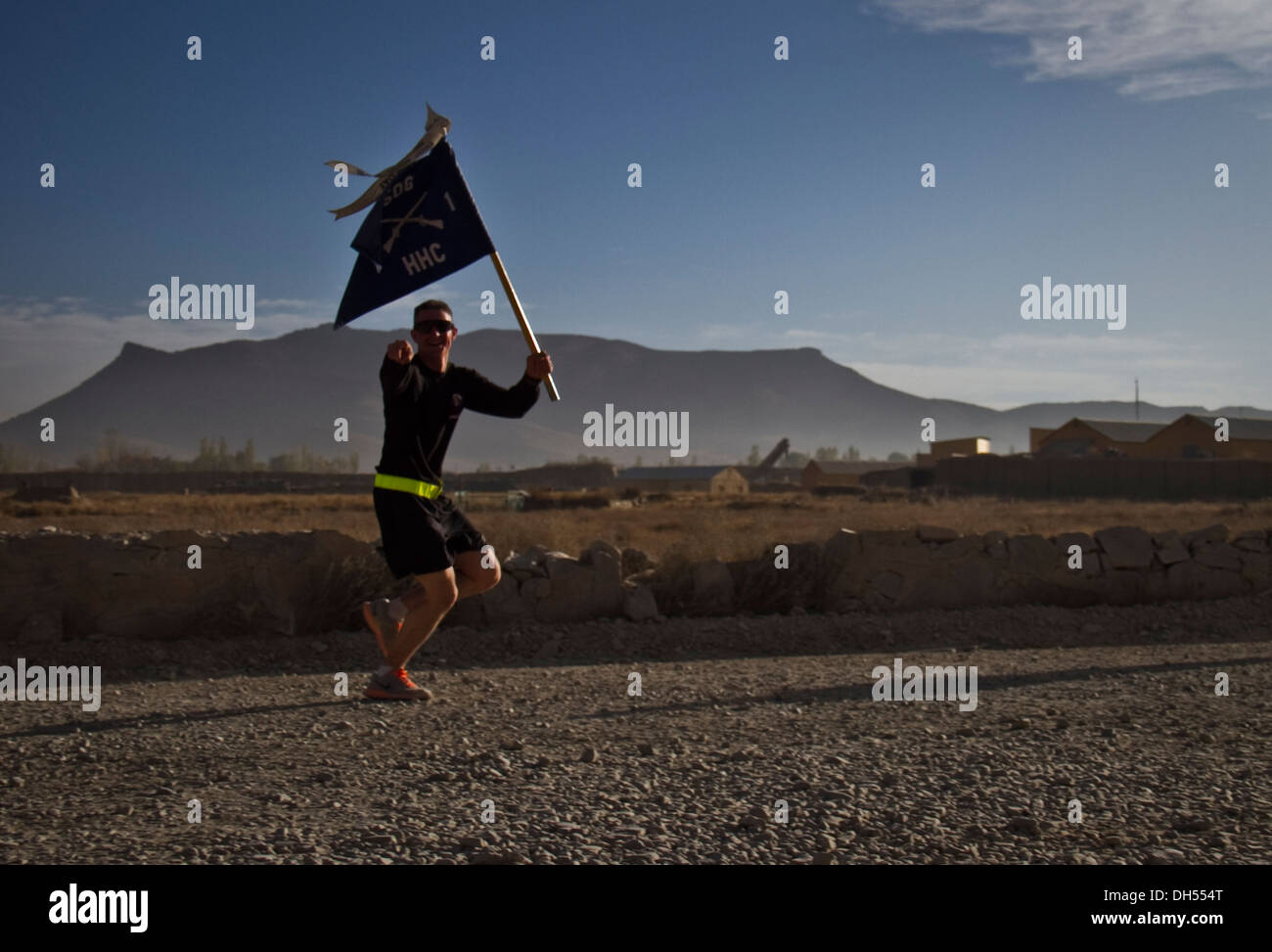 Provincia di PAKTYA, Afghanistan - che porta il guidon, U.S. Army Spc. Joshua J. Haushalter, un fante con 1° Battaglione, 506th Reggimento di Fanteria, quarta brigata Team di combattimento, 101st Airborne Division (Air Assault), inizia il suo ultimo giro con un sorriso, mentre pa Foto Stock