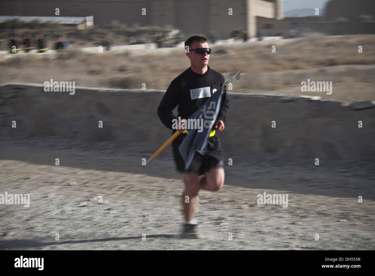 Provincia di PAKTYA, Afghanistan - U.S. Soldato dell'esercito con 1° Battaglione, 506th Reggimento di Fanteria, quarta brigata Team di combattimento, 101st Airborne Division (Air Assault), inizia il suo ultimo giro mentre partecipa a una corsa per i caduti, 26 ottobre, 2013. Foto Stock