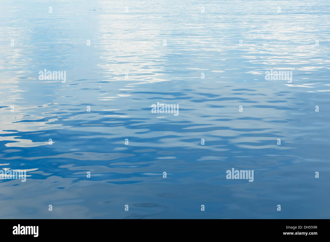 Sullo sfondo di un blu acqua increspata Foto Stock