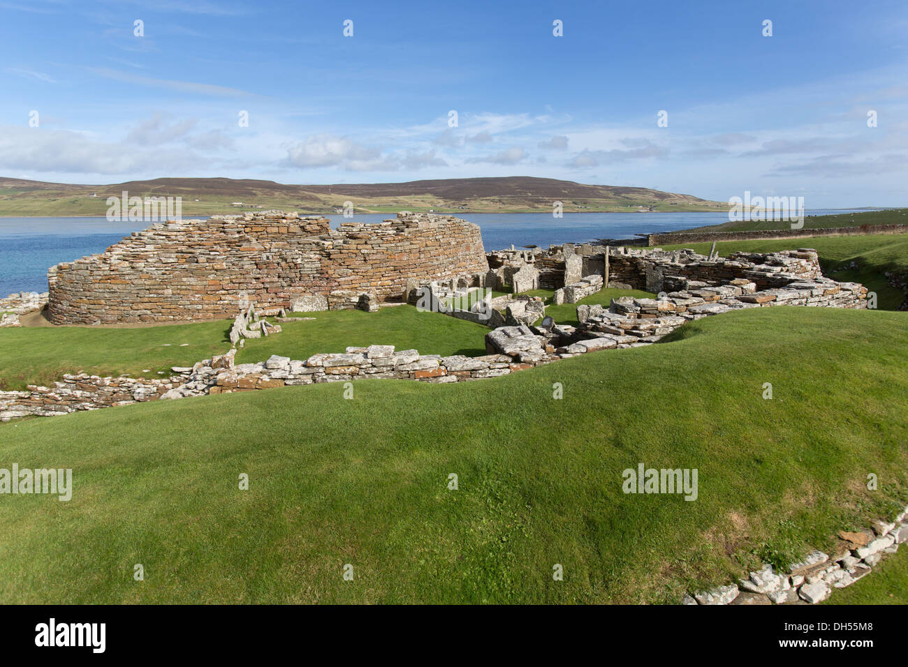 Isole di Orkney, Scozia. Vista pittoresca del broch village at Gurness, con Eynhallow suono in background. Foto Stock