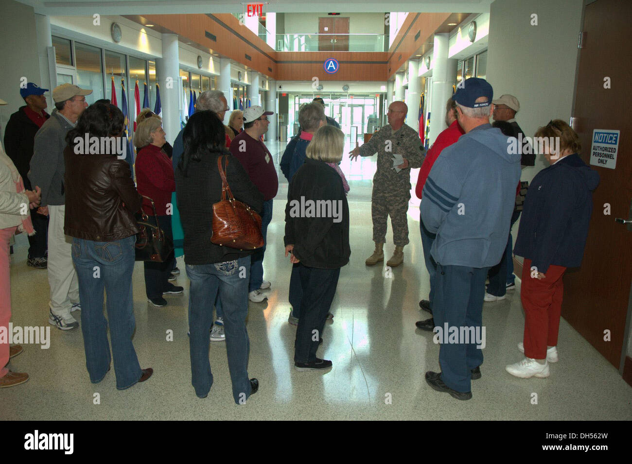 SHAW AIR FORCE BASE, S.C. - Lt. Col. Michael Dillingham, chief, joint Visitors Bureau, USARCENT, fornite un tour di Patton Hall Foto Stock
