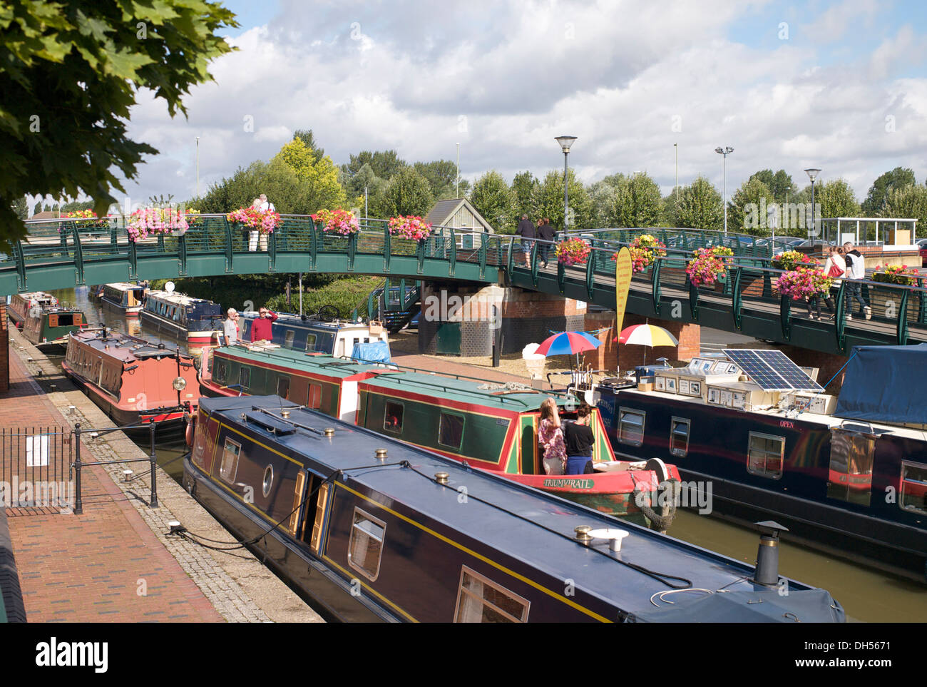 Battelli sul Oxford Canal vicino al Castle Quay Shopping Centre, Banbury, Oxfordshire. Foto Stock