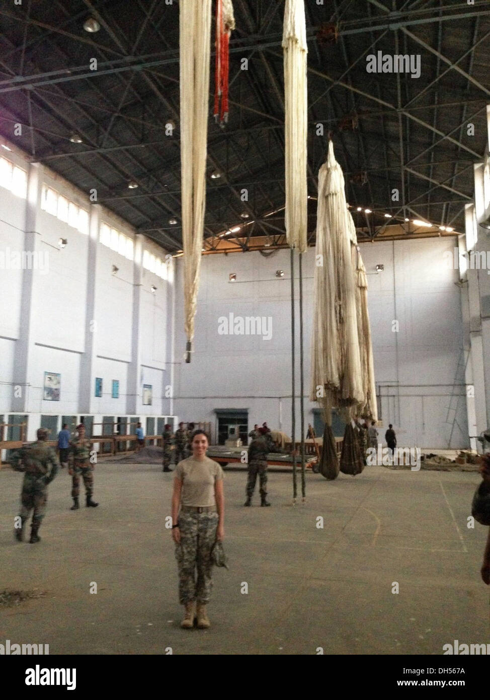 Stati Uniti Esercito 1Lt. Laura condili con il 725th brigata battaglione di supporto, quarta brigata di fanteria combattere Team (airborne), XXV divisione di fanteria, posa per una foto mentre in piedi nel capannone Rigger sett. 13, 2013, in India di esercito Airborne Scuola di Formazione di Foto Stock