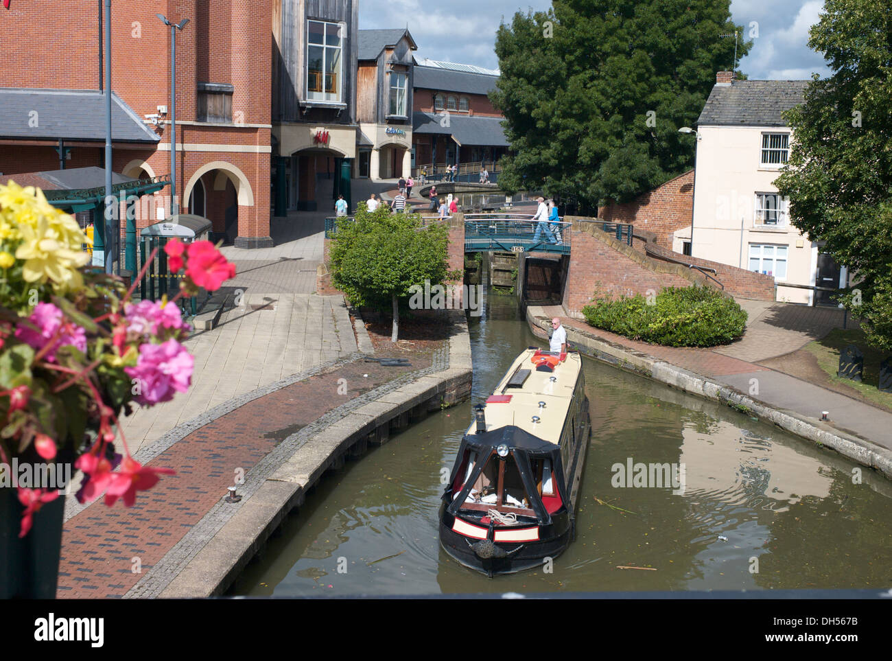Canal Boat sulla Oxford Canal vicino al Castle Quay Shopping Centre, Banbury, Oxfordshire. Foto Stock