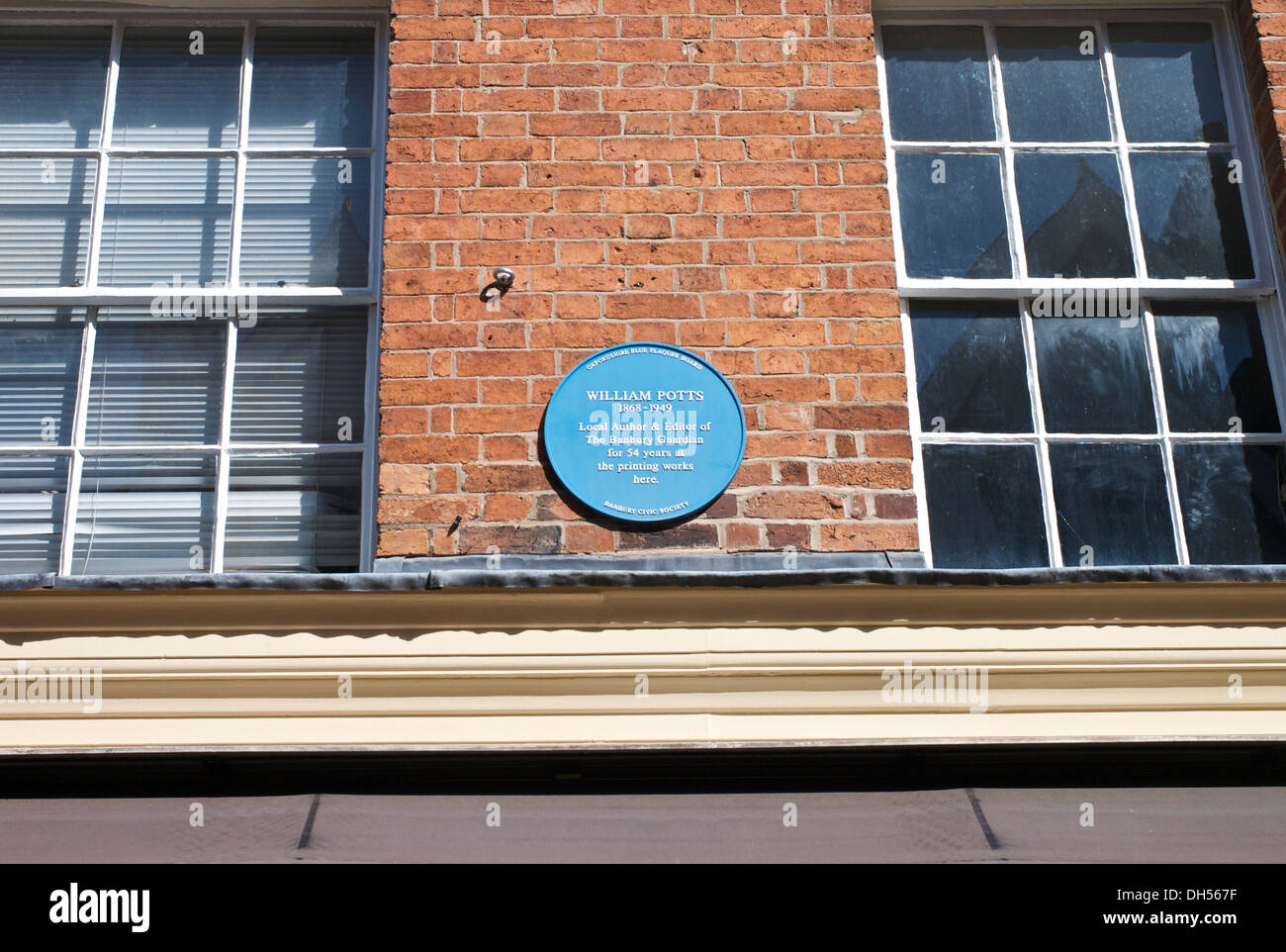 Guardando verso l'alto una targa blu, William Potts in Parsons Street, Banbury Foto Stock