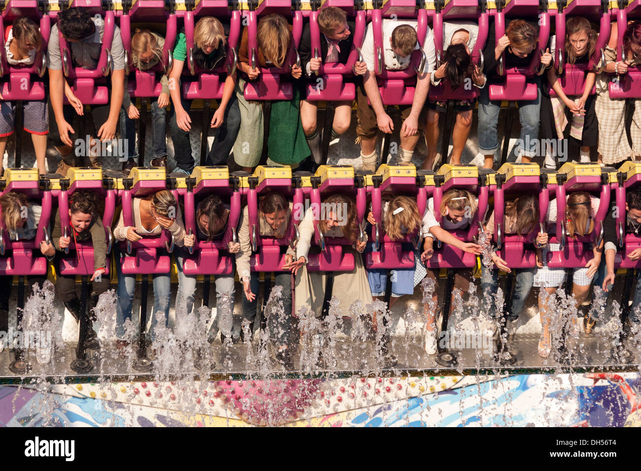 Top Spin Ride con acqua nel festival della birra più grande del mondo a Monaco, in Germania. 2007 Foto Stock