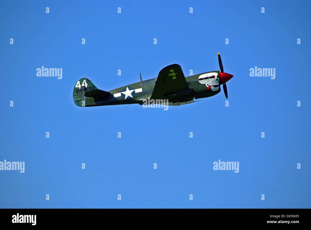 P-40 Curtiss Kittyhawk battenti contro il cielo blu e chiaro a Sywell pistone e puntelli Visualizza Foto Stock