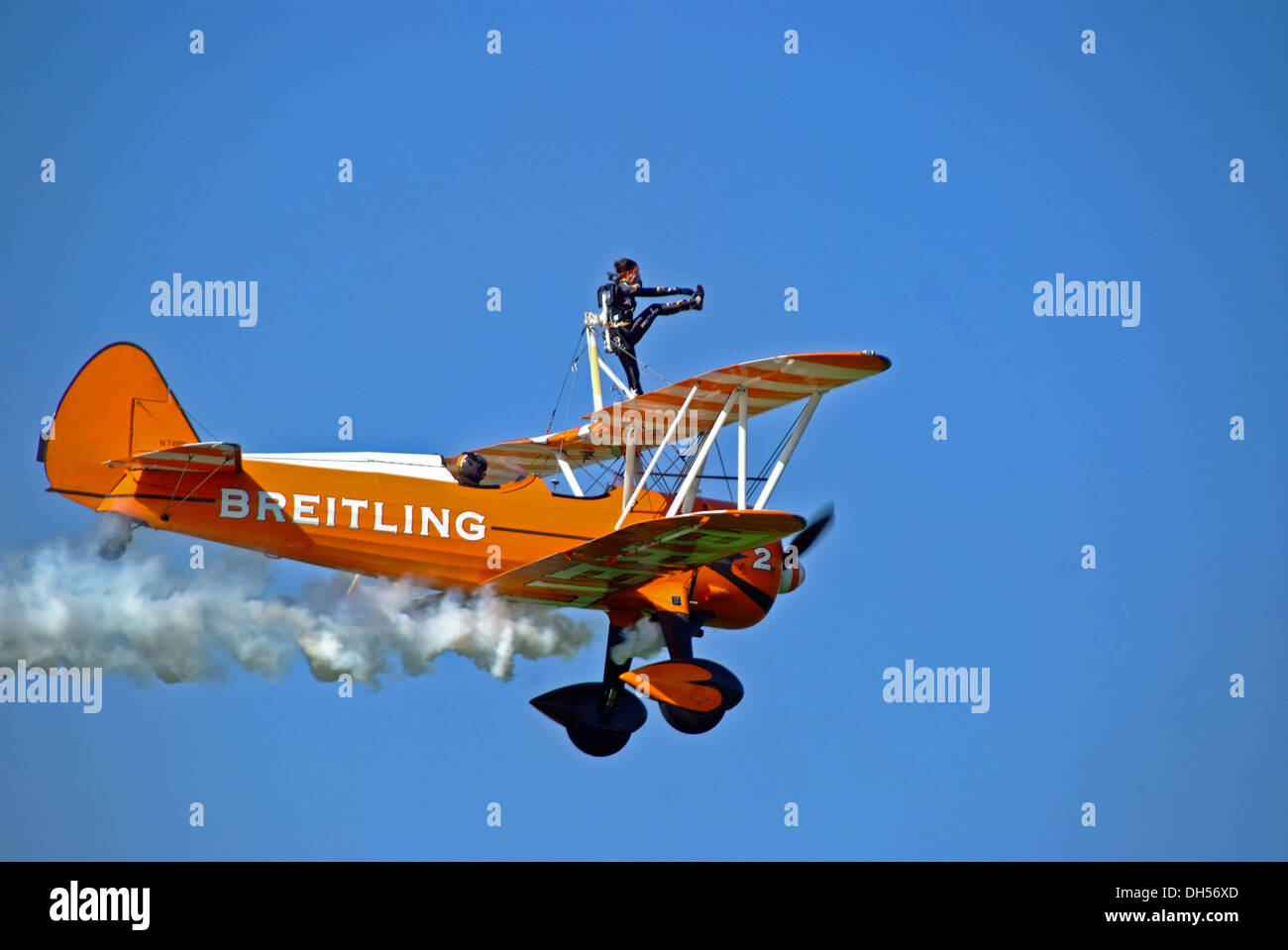 Breitling wing walkers acrobazia Team Display con cielo blu chiaro al pistone e puntelli mostrano sywell Aerodrome Northamptonshire Foto Stock