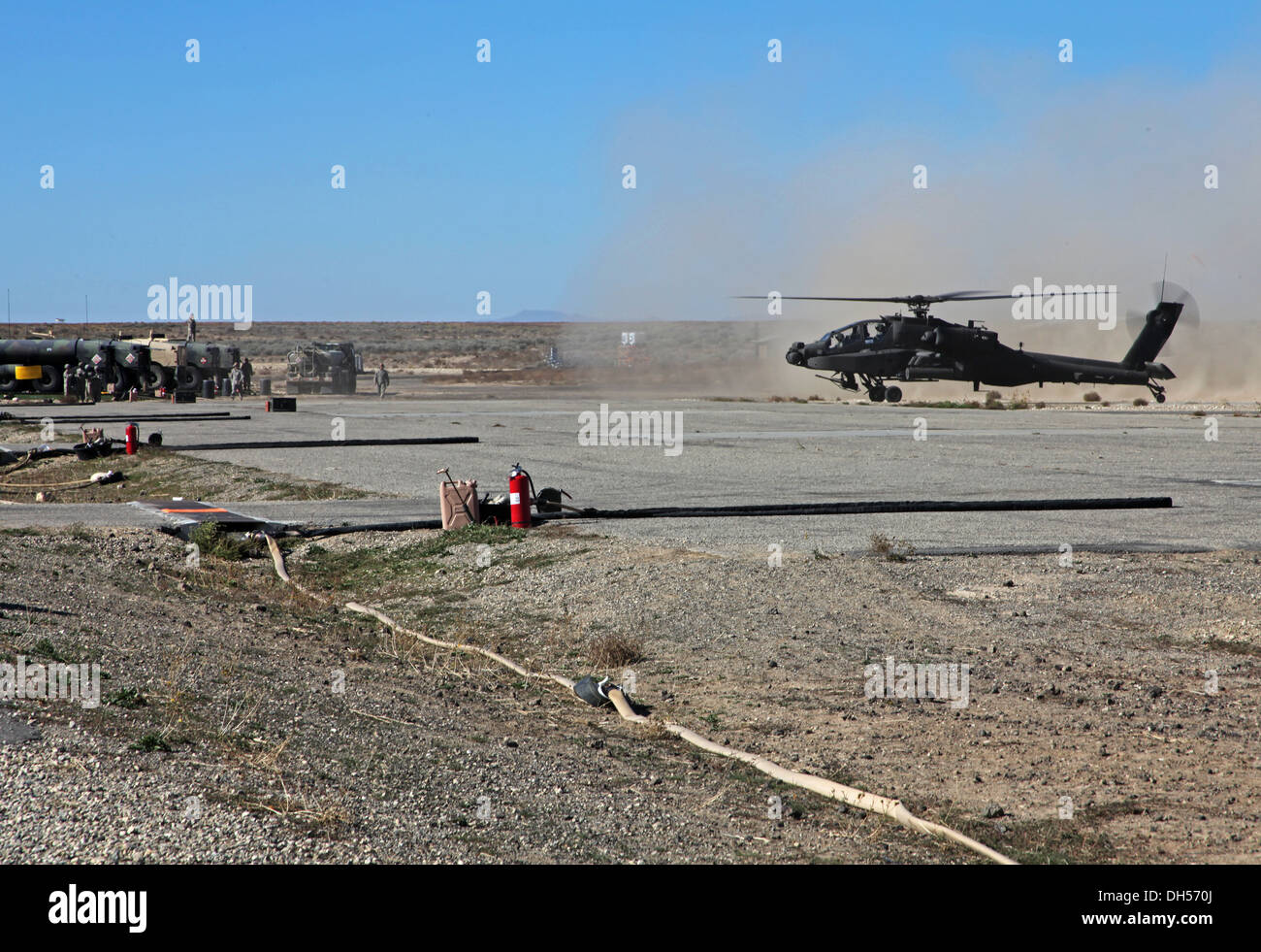 I soldati della 2-158th elicottero d'assalto battaglione preparare per il rifornimento di un AH-64E Apache come taxi ad un armamento di avanzamento e punto di rifornimento al Ochard Area Formazione in Idaho ott. 22 a sostegno di varie azioni di formazione. La formazione è stata parte del compito Fo Foto Stock