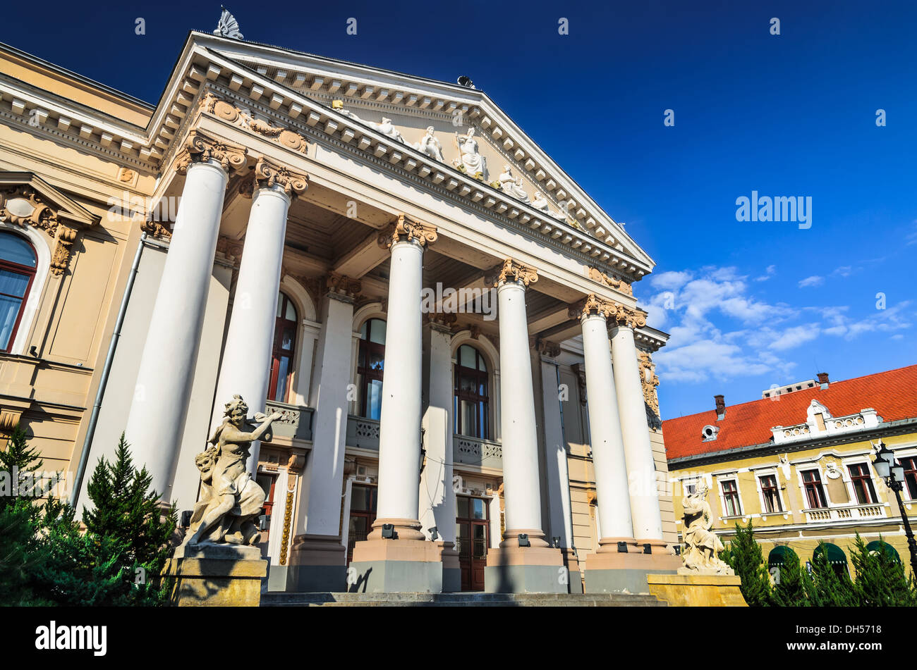 Teatro di Oradea fu costruita nel 1899-1900 da piani di impresa Vienesse Fellner e Helmer in stile neo-classico, Romania. Foto Stock