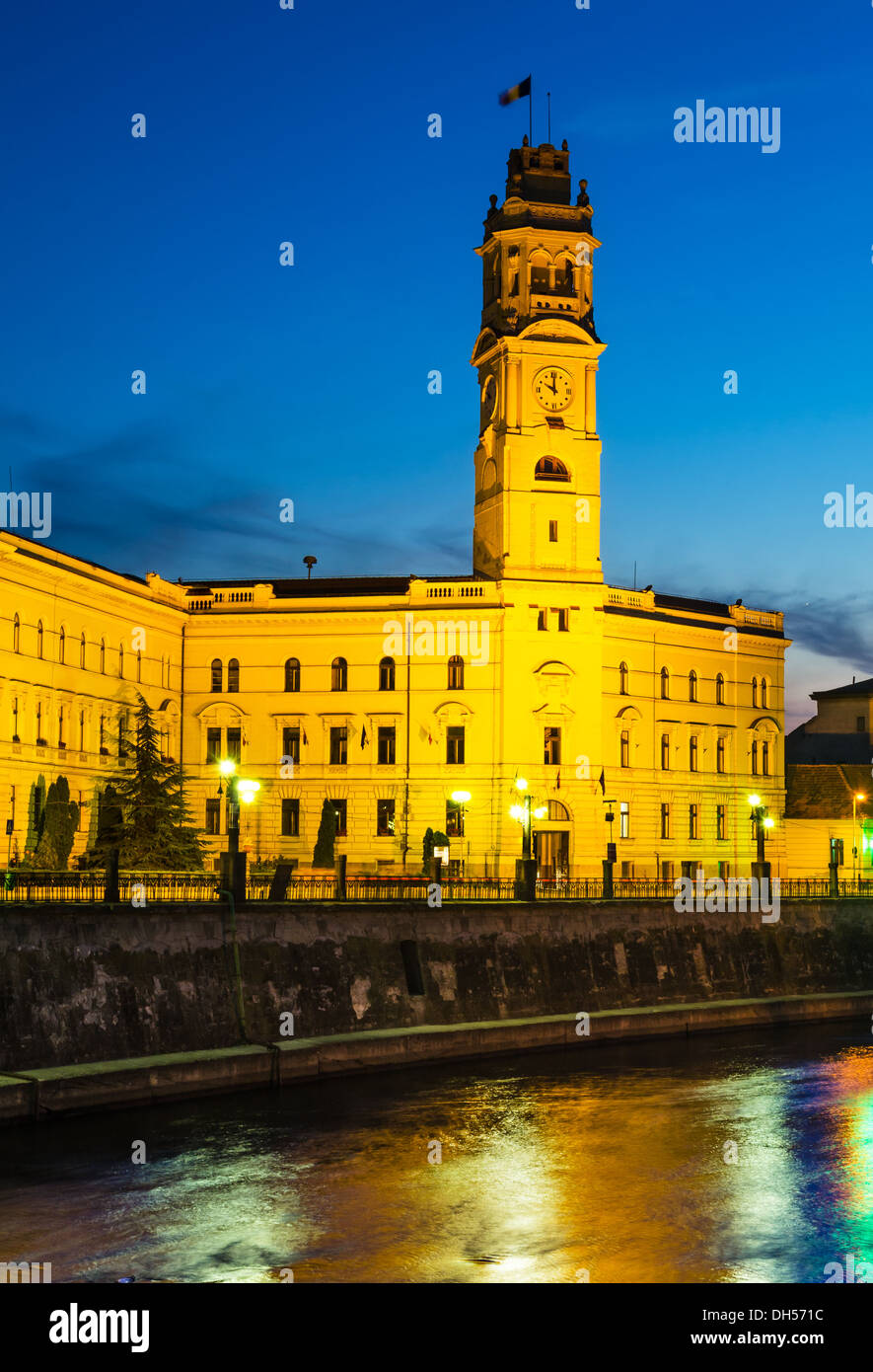 Twilight immagine con Oradea il municipio e la Torre dell'Orologio costruita con neo-classico frontespizio. La Romania, Transilvania Foto Stock