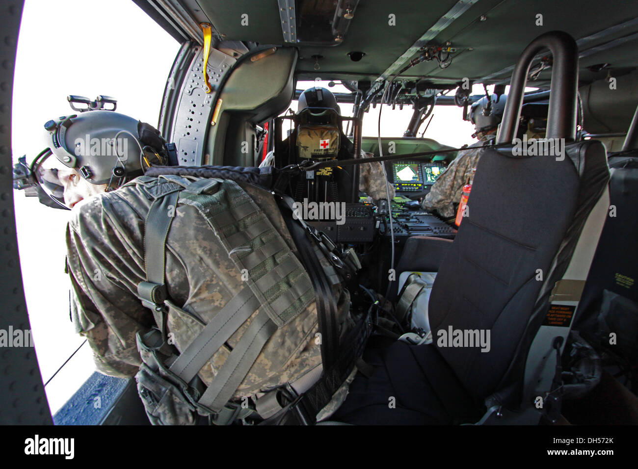 Piloti da 2-158th elicottero d'assalto battaglione condurre manovre aeree in un UH-60M Black Hawk mentre l'equipaggio capi indagine l'area circostante durante il corso di formazione al The Orchard Area Formazione in Idaho ott. 22. La formazione è stata parte della Task Force Warhawk H Foto Stock