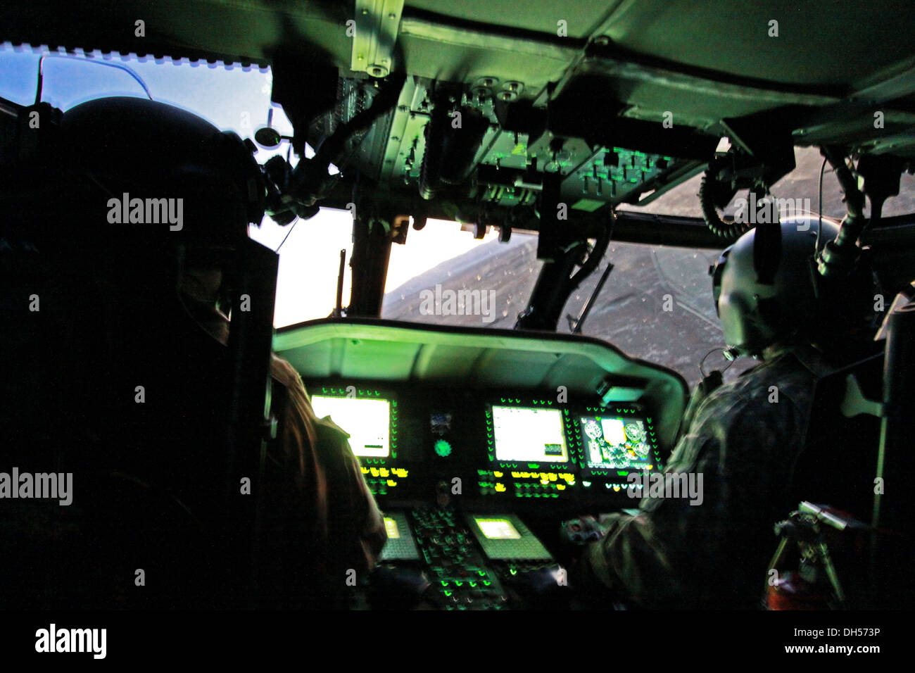 Piloti da 2-158th elicottero d'assalto battaglione condurre manovre aeree in un UH-60M Black Hawk durante il corso di formazione al The Orchard Foto Stock
