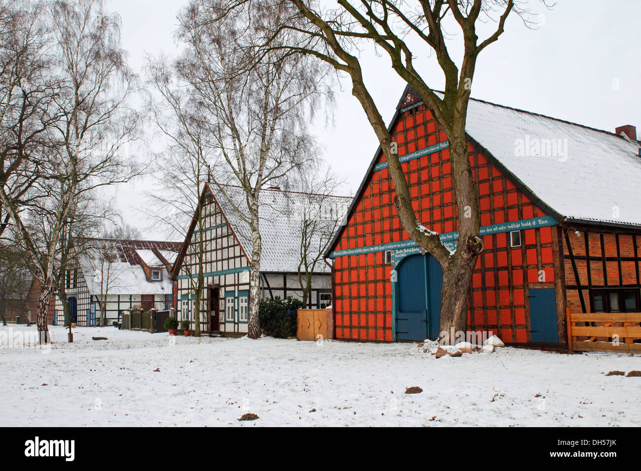Storico sassone inferiore semi-case con travi di legno a rundling villaggio di Satemin, post-e-casa del fascio, agriturismi in liquidazione circolare Foto Stock