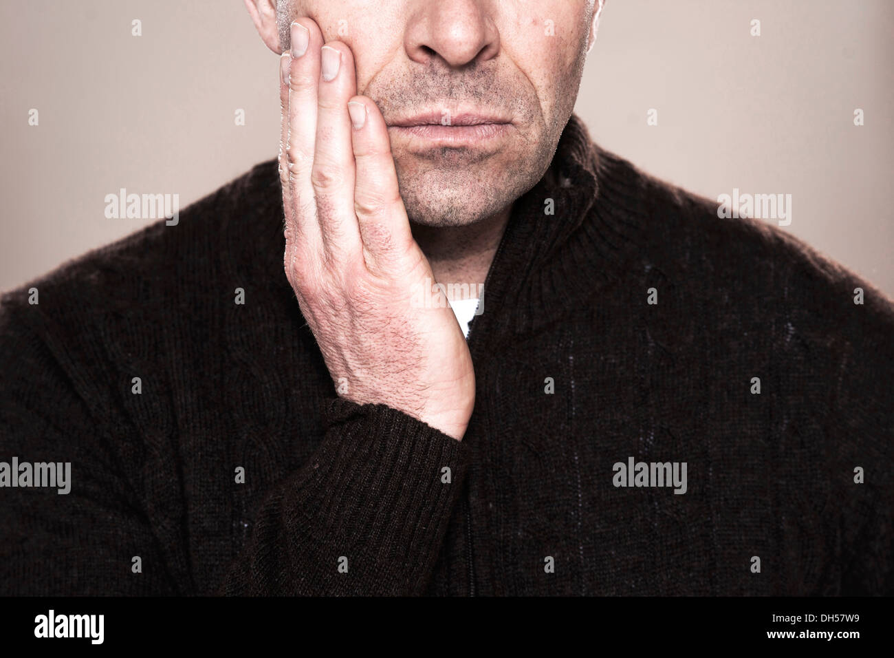 Uomo che indossa un maglione, interessati espressione, Mannheim, Baden-Württemberg, Germania Foto Stock