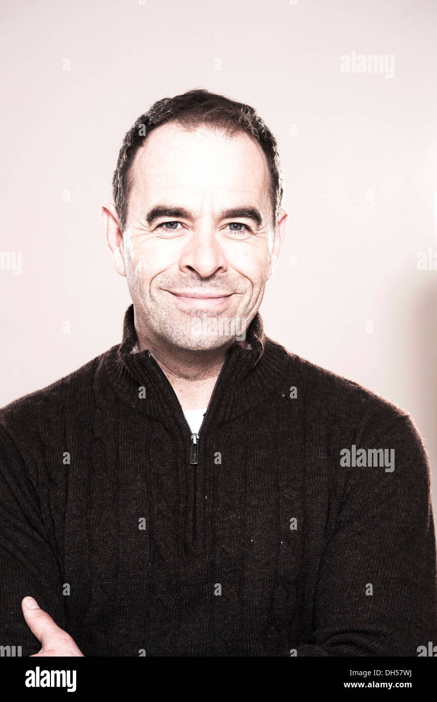 Uomo che indossa un maglione, Mannheim, Baden-Württemberg, Germania Foto Stock
