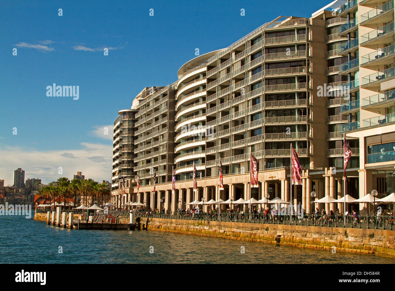 Elevato aumento waterfront e blocchi di appartamenti accanto acque blu del Darling Harbour di Sydney NSW Australia Foto Stock
