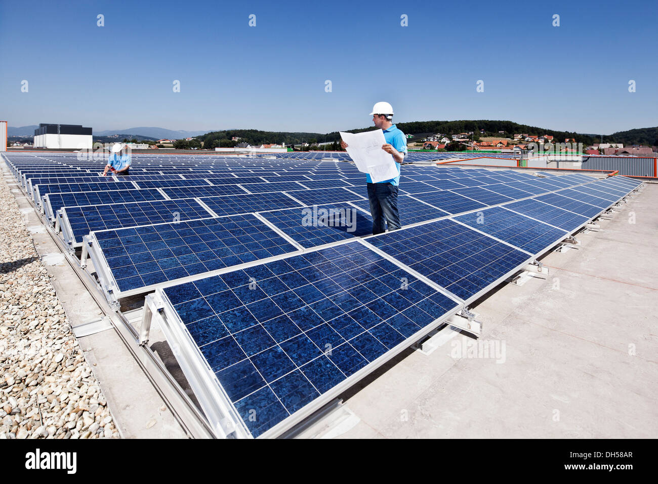 Due tecnici di ispezionare una energia solare impianto, Wollsdorf, Weiz District, Stiria, Austria Foto Stock