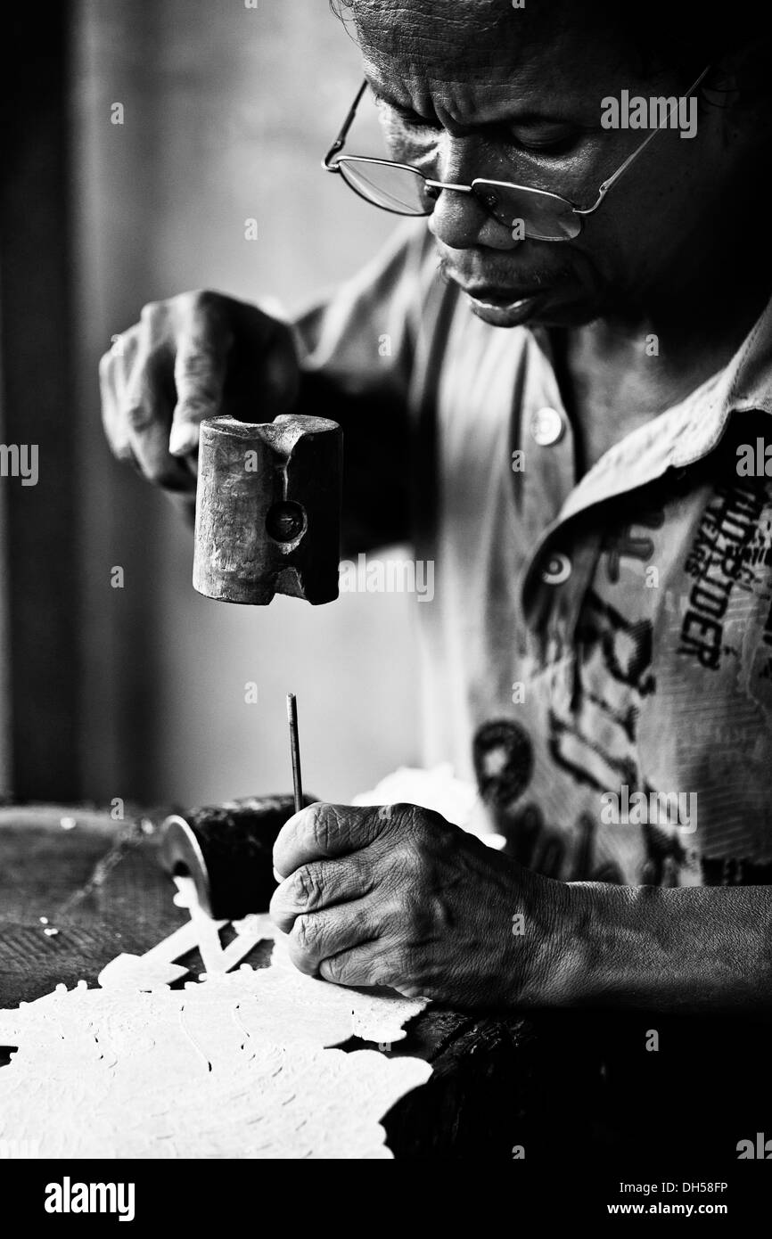 Artigiano indonesiano, Bali, Indonesia Foto Stock