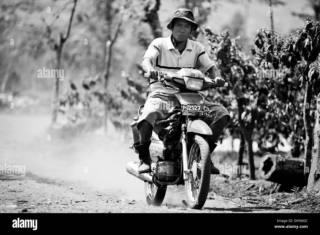 Uomo indonesiano in sella a una motocicletta, Java, Indonesia Foto Stock