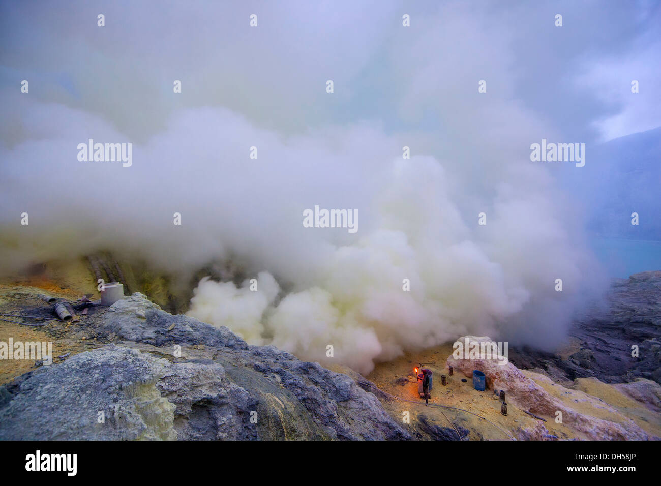 Miniere di zolfo Zolfo di data mining al vulcano Ijen, con lago del cratere di Ijen posteriormente, Kawah ljen, Eastern Java, Java, Indonesia Foto Stock