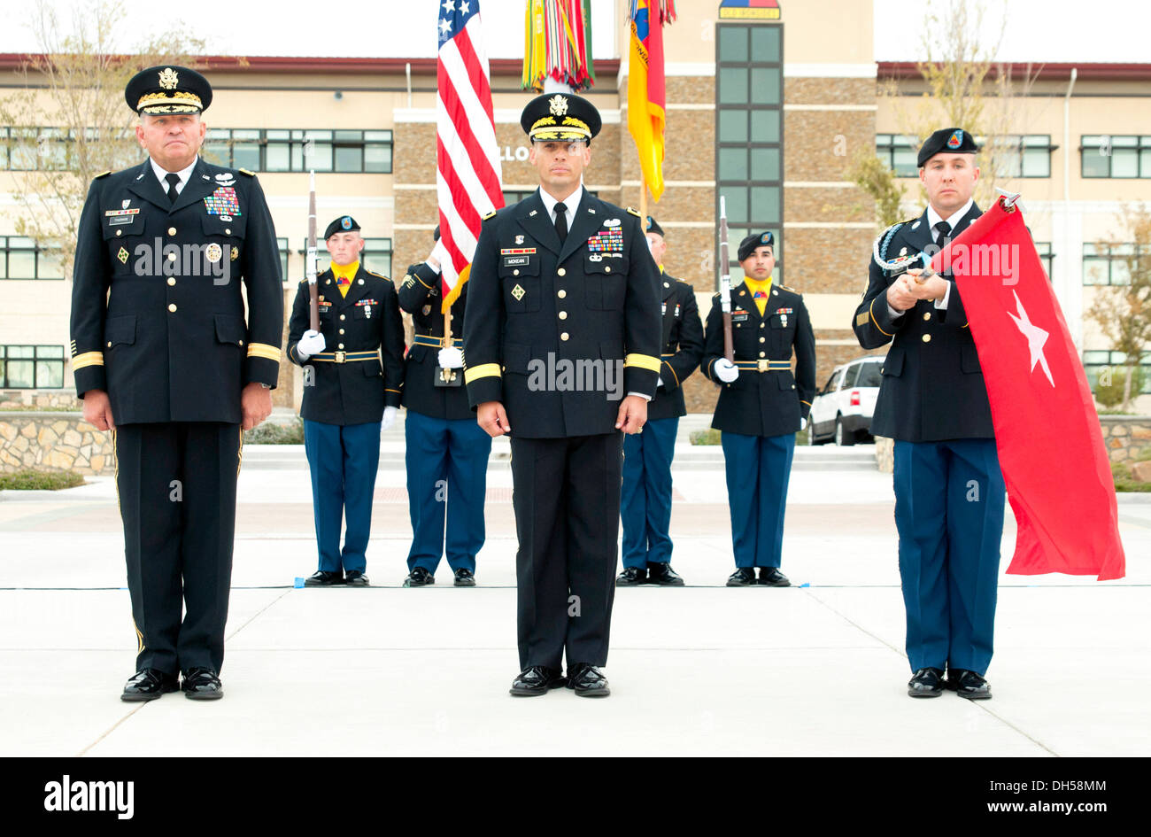 Gen. James D. Thurman, ex comandante generale delle Nazioni Unite il comando/forze combinate di comando/Stati Uniti Forces-Korea, e Briga. Gen. Scott McKean, vice comandante generale delle operazioni a Fort Bliss e 1° Divisione Corazzate, restare saldi whi Foto Stock