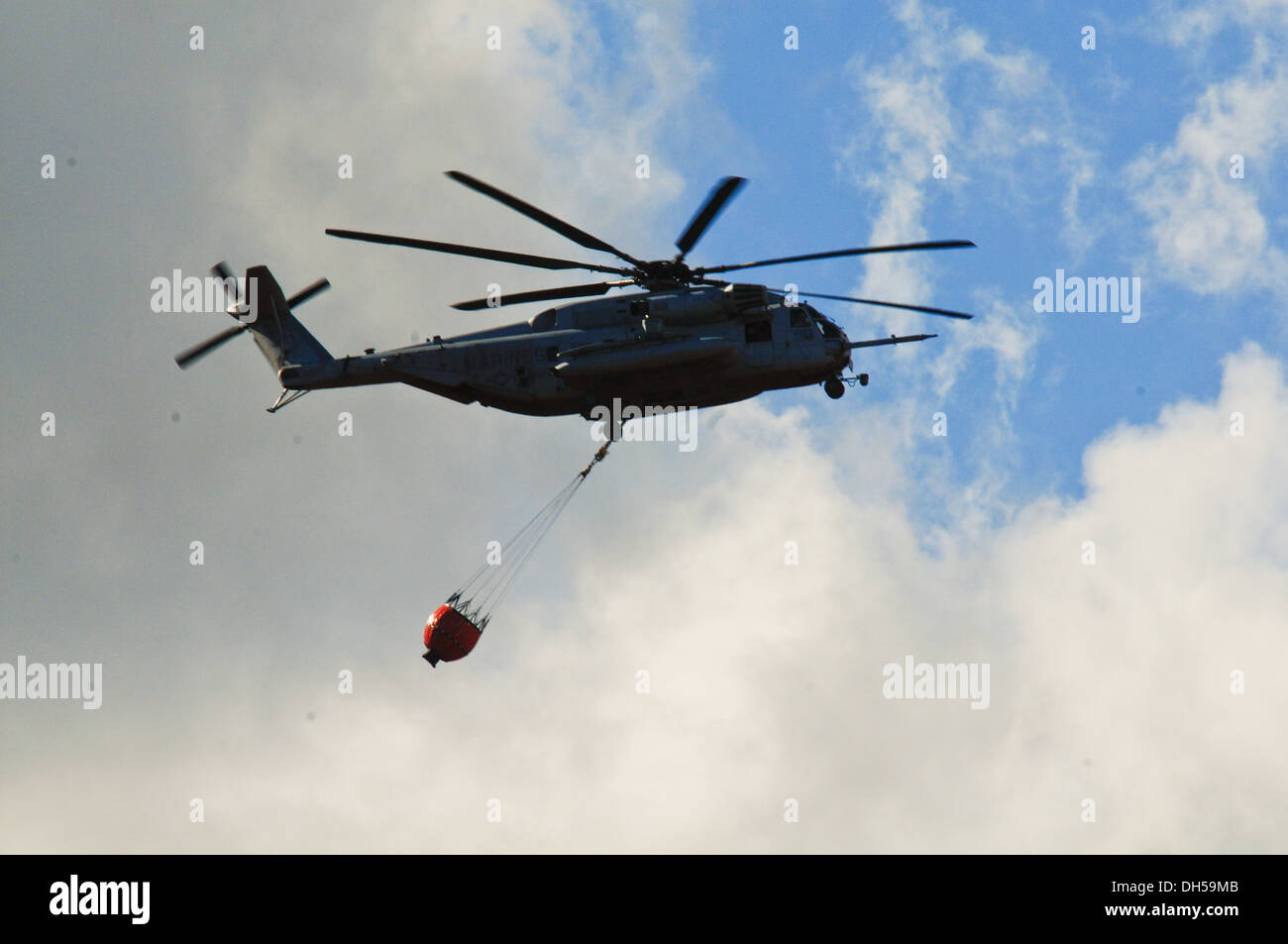 Un Marine CH-53 Sea Stallion utilizza un Bambi Bucket a portare acqua per aiutare a estinguere un incendio a spazzola 24 ottobre, mentre si lavora con altri servizi e contratto elicotteri per estinguere il fuoco. L incendio è scoppiato il 22 ottobre in un campo di addestramento su Schofield Barracks Foto Stock