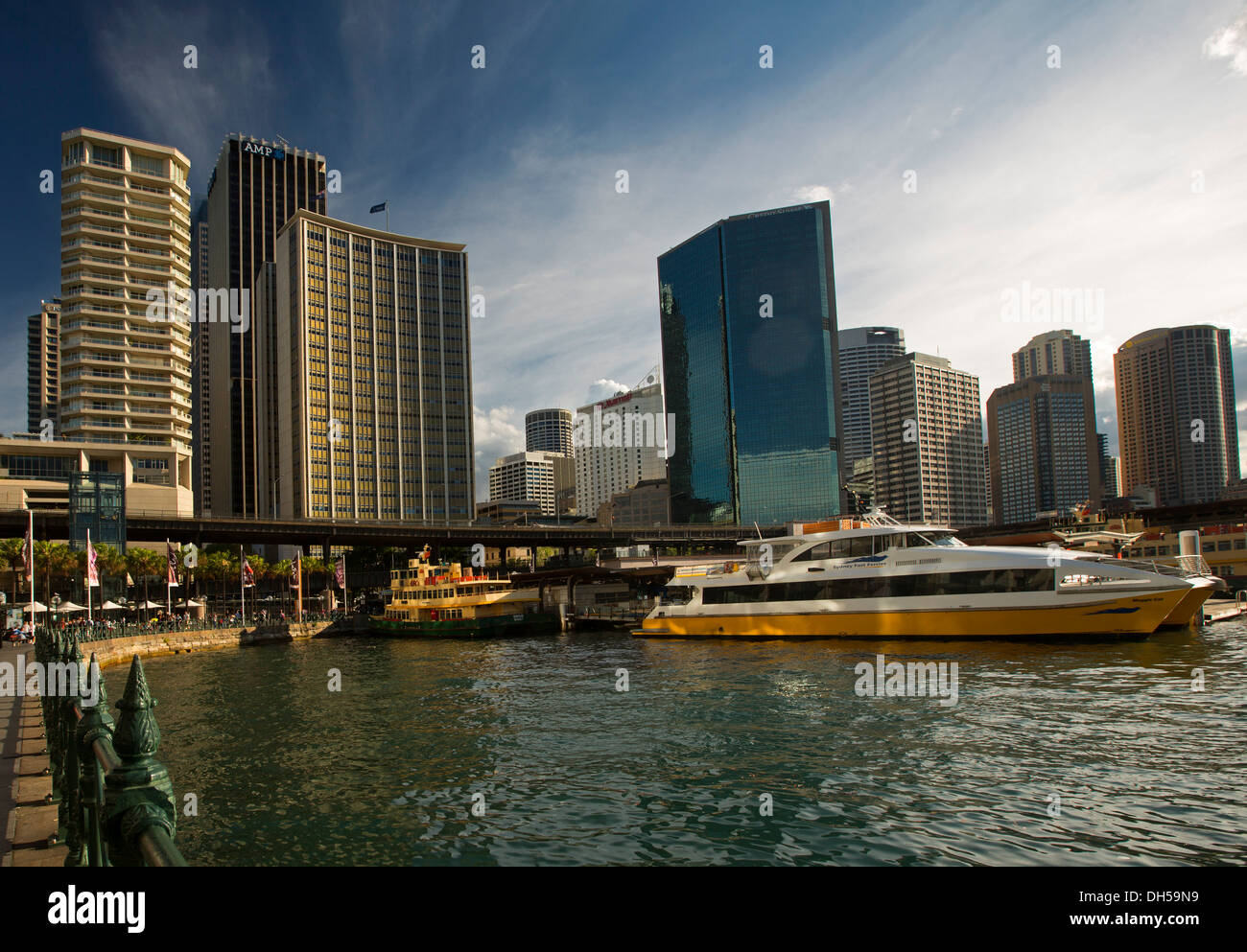 Città del litorale di grattacieli e il commuter traghetto accanto a Circular Quay a Sydney Harbour NSW Australia Foto Stock