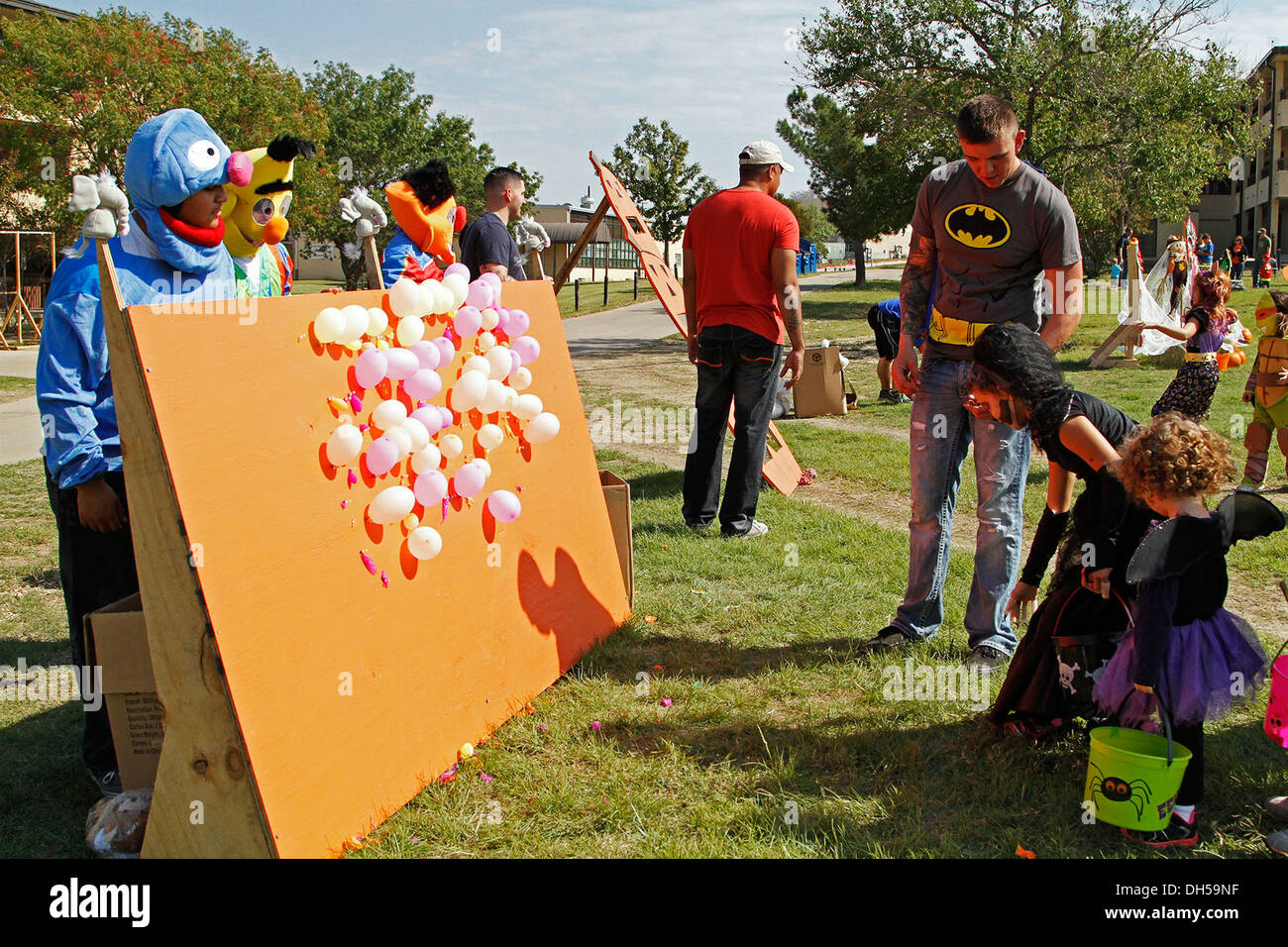 Un primo "Ironhorse' vigili del Team di combattimento, 1° Divisione di cavalleria bambino gioca un fumetto pop carnival gioco al Ironhorse Fall Festival e trunk o trattare, 26 ottobre, a Fort Hood, Texas. La gamma di giochi inclusi prato freccette, bean bag lanci, scala-ball, un scav Foto Stock