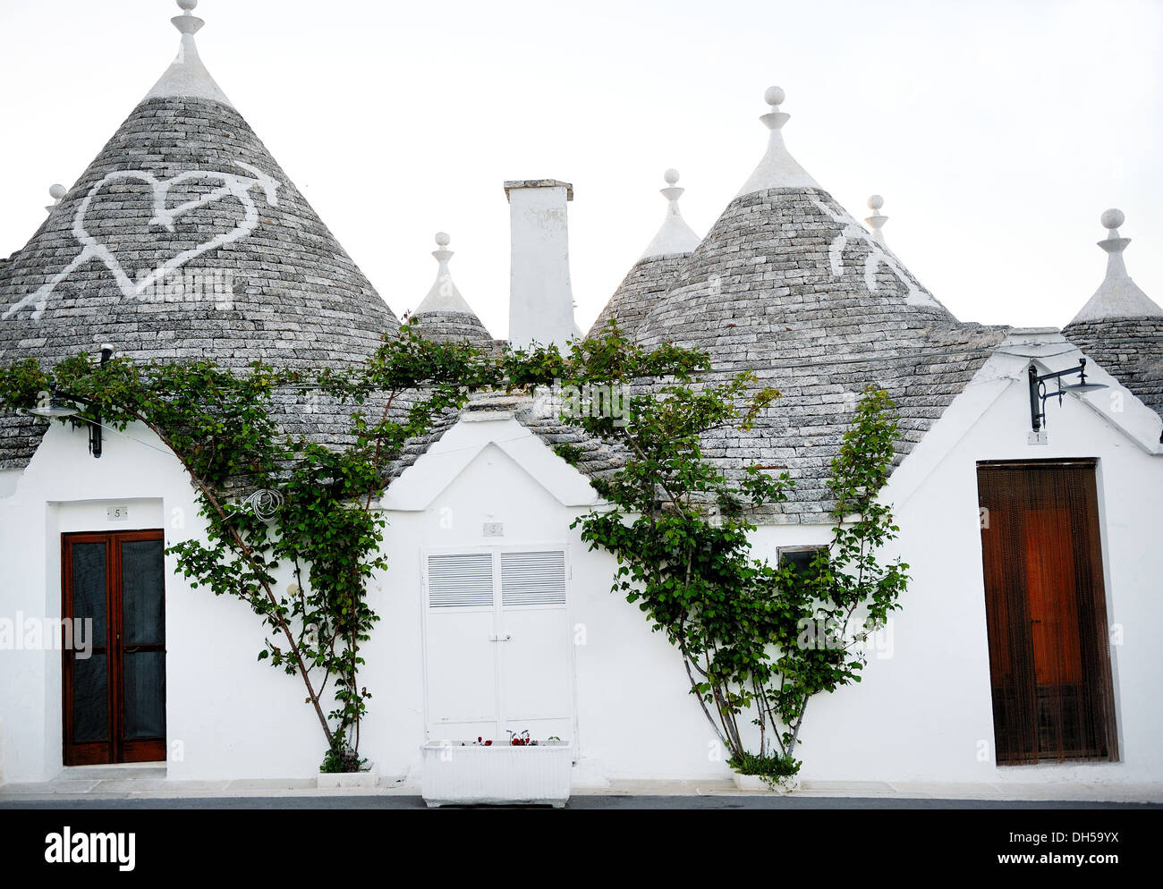 Trulli tipiche case con tetto conico nel patrimonio mondiale Unesco Alberobello, Puglia, Italia meridionale Foto Stock