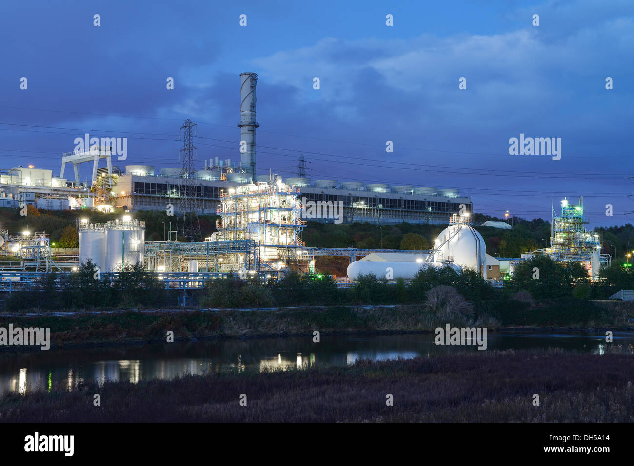 La stazione di alimentazione a fianco della Ineos Chlor prodotto chimico industriale opere sul fiume Mersey estuario a Runcorn Cheshire Regno Unito Foto Stock