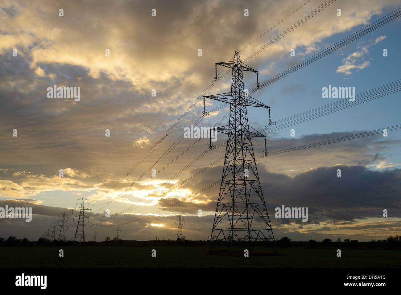 Sera tramonto dietro l'elettricità tralicci REGNO UNITO Foto Stock