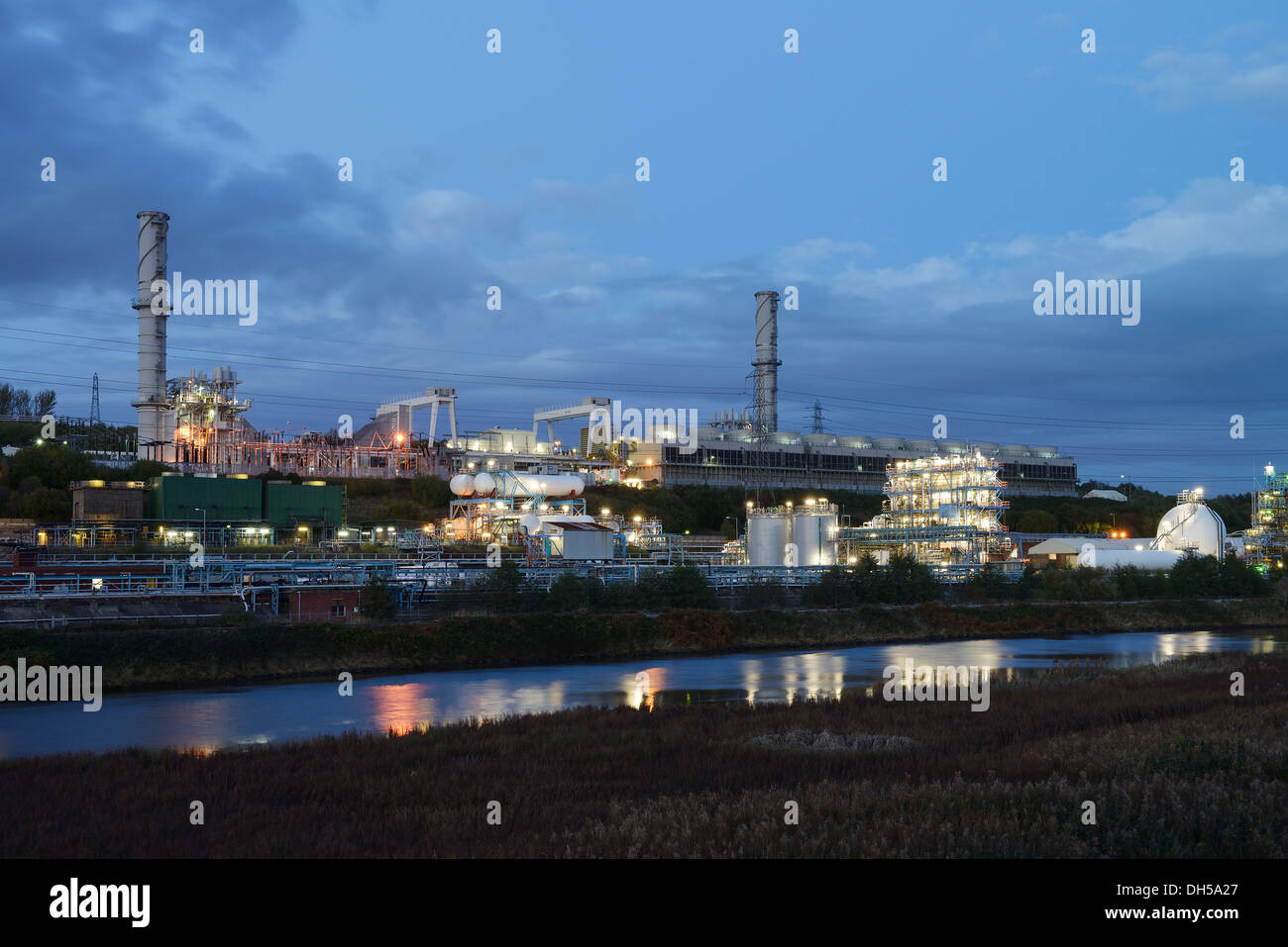 La stazione di alimentazione a fianco della Ineos Chlor prodotto chimico industriale opere sul fiume Mersey estuario a Runcorn Cheshire Regno Unito Foto Stock