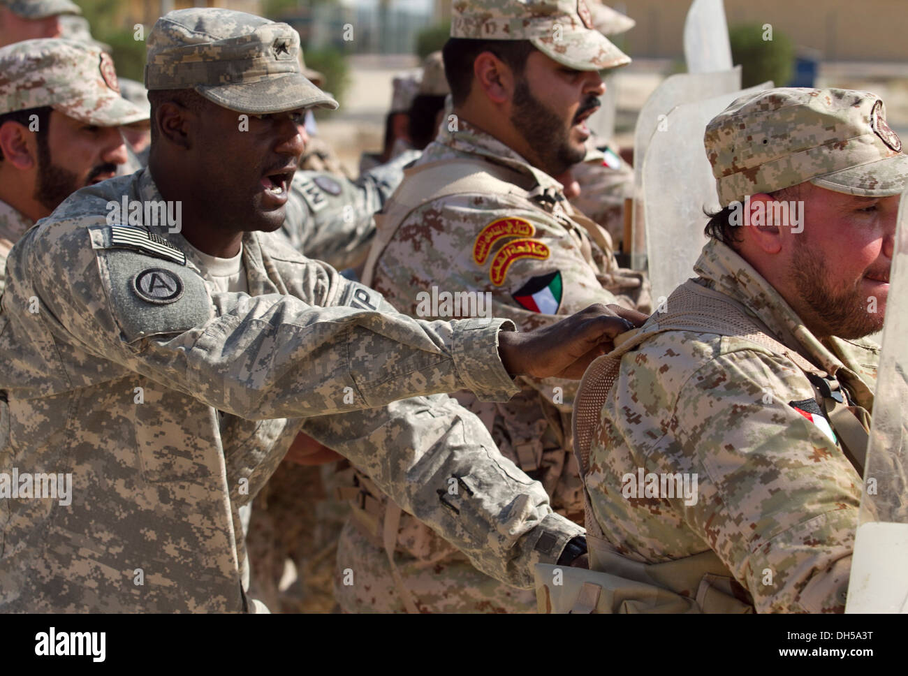 Stati Uniti La riserva di esercito Cpl. Tiro Cato, un militare di funzionario di polizia con distacco 1, 450 Polizia Militare la società e a Tampa, Florida, Foto Stock