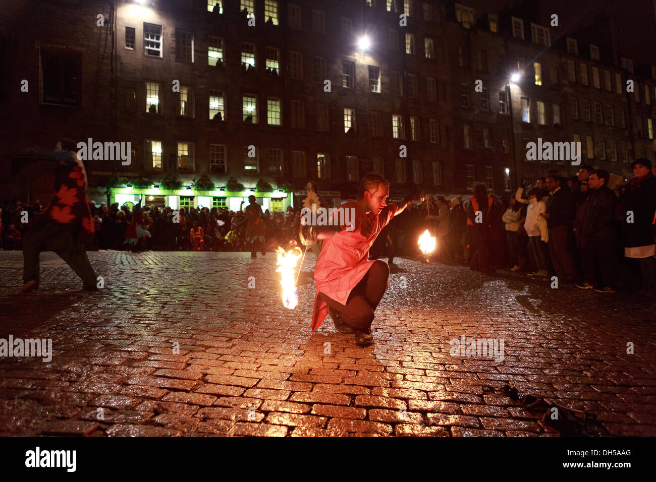 Edimburgo, Scozia, Regno Unito. 31 ott 2013. Processione di Halloween presso il Royal Mile di Edimburgo. Foto di pak@ Mera/Alamy Live News Foto Stock