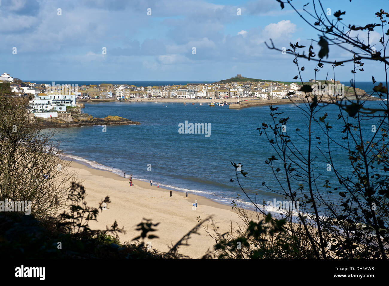 St Ives Cornwall, vista della spiaggia di Porthminster, la baia e il porto in una giornata di sole Foto Stock