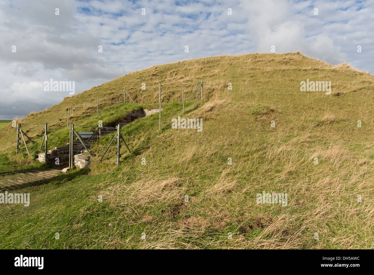 Isole di Orkney, Scozia. Il tumulo erboso ed ingresso al Neolitico chambered cairn noto come Maeshowe. Foto Stock