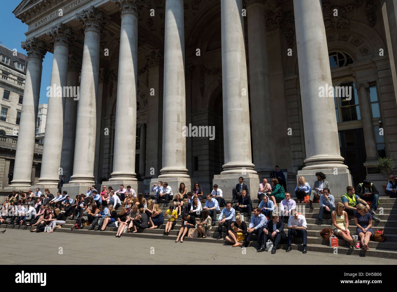 Ufficio i lavoratori aventi la loro pausa pranzo al di fuori del Royal Exchange, London, England, Regno Unito Foto Stock