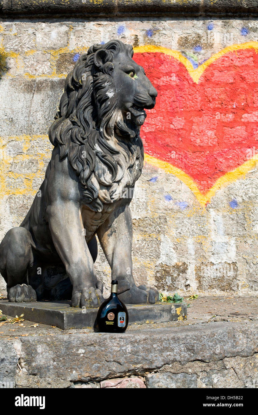 Lion scultura accanto a un dipinto di cuore, Mainkai, Wuerzburg, Bavaria Foto Stock