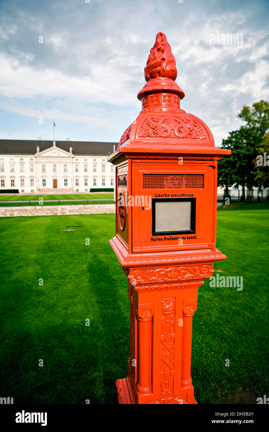 Telefono di emergenza di fronte a Schloss Bellevue Palace, residenza ufficiale del Presidente della Repubblica federale di Germania, nel distretto di Berlino Foto Stock