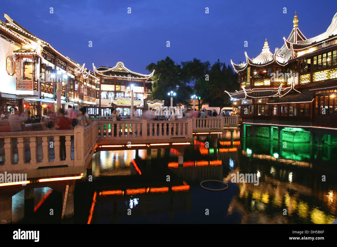 L' Yuyuan Bazaar, l' Yuyuan Mercato a notte, Shanghai, Cina e Asia Foto Stock