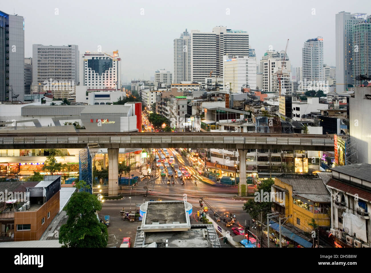 Sukhumvit Road, BTS Skytrain, Linea Sukhumvit Bangkok, Thailandia Foto Stock