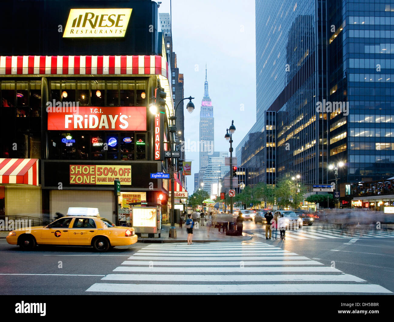 L'Ottava Avenue, Empire State Building, Manhattan, New York, New York, Stati Uniti Foto Stock